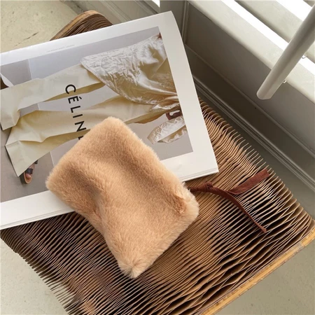 กระเป๋าใส่เหรียญ ขนนุ่มนิ่ม สีน้ำตาล กระเป๋าใส่เหรียญ ขนนุ่มนิ่ม สีน้ำตาล